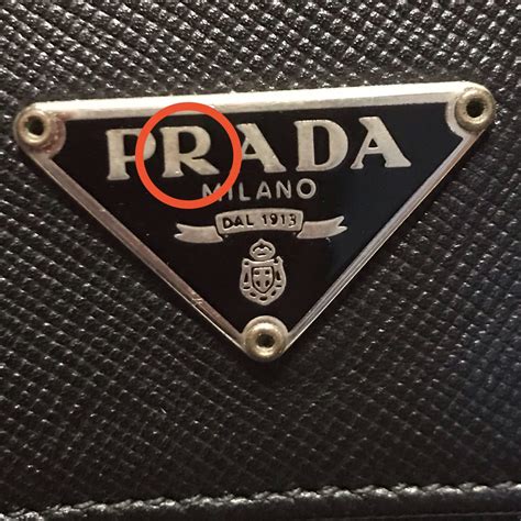 prada 偽物 ロゴ|プラダの真贋の見分け方は？偽物を買わないための .